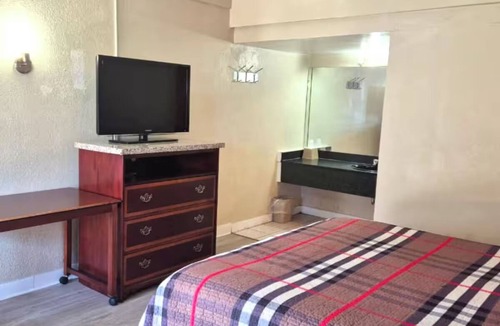 Ashburn Hotel | Affordable and Convenient Room with King-Size Bed – Ideal for Relaxing Stays