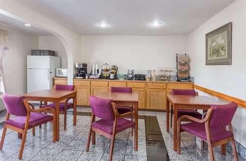 Austin Ave. Hotel | Affordable and convenient unit in Knights Inn Franklin Ave Waco, Parking, Pet-Friendly! Near Cameron Park & Zoo