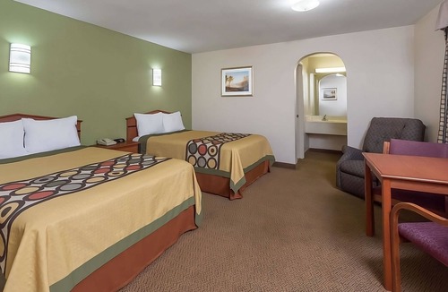 Austin Ave. Hotel | Affordable and convenient unit in Knights Inn Franklin Ave Waco, Parking, Pet-Friendly! Near Cameron Park & Zoo