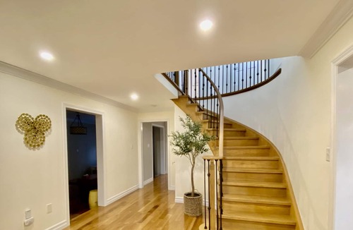 Barrie House | Affordable and Spacious 2 bedroom house in a quite neighborhood and all amenties