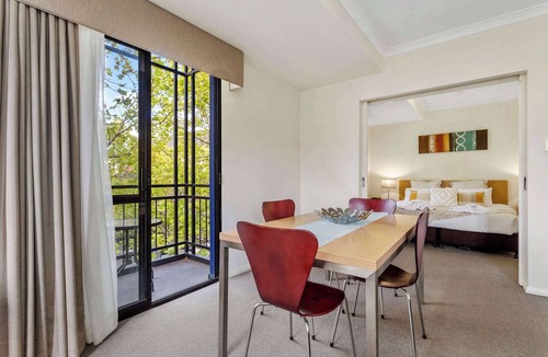 Northbridge Apartment | Affordable Central James St Apartment