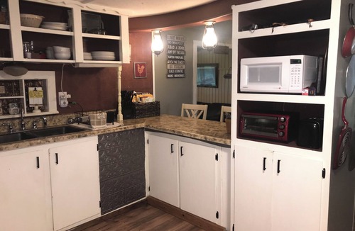 Fackler House | Affordable Charming Vintage Lake Cottage · Cozy & Welcoming