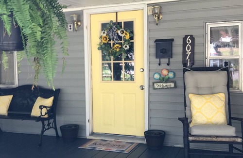 Fackler House | Affordable Charming Vintage Lake Cottage · Cozy & Welcoming