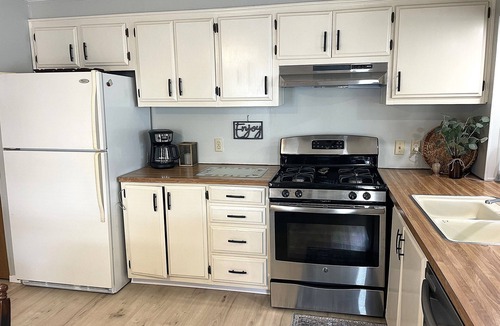 Pharr House | Affordable, Clean, Comfortable for 55+! RGV Gated, Favorite Park