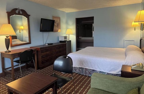 Tazewell Hotel | Affordable Comfort in Pet-Friendly King Room with Microwave and Fridge