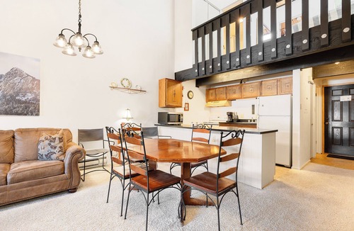 Four O'Clock Condo | Affordable & Cozy Retreat in Breckenridge | Close to Lifts & Main Street