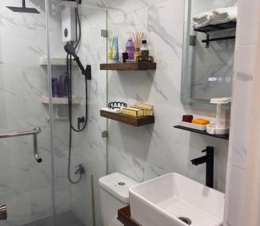 Moonwalk Apartment | Affordable Cozy Stay near NAIA with Fast WiFi and Netflix