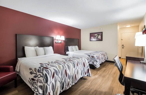 Murfreesboro Hotel | Affordable Family-Friendly Room Near Urban Air Adventure Park | Seasonal Pool