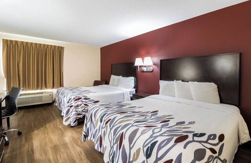 Murfreesboro Hotel | Affordable Family-Friendly Room Near Urban Air Adventure Park | Seasonal Pool