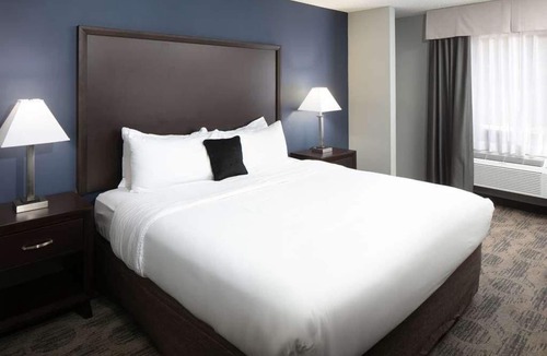 Sequim Hotel | Affordable Getaway! Onsite Pool, Near Museum and Art Center!