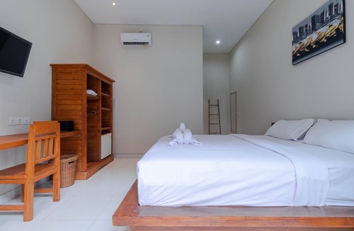 Pemaron Cabin | Affordable Guest House with Pool Near Beach