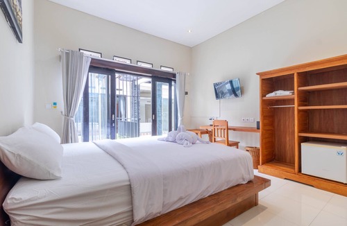 Pemaron Cabin | Affordable Guest House with Pool Near Beach