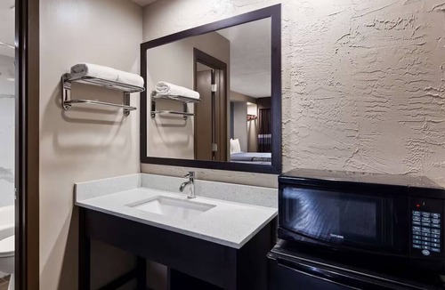 Jasper Hotel | Affordable Jasper Accommodation Near Dining, Parks & Downtown—Great Convenience