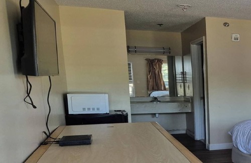 Chickamauga Hotel | Affordable King Room w/Quiet Stay Near Chickamauga Attractions