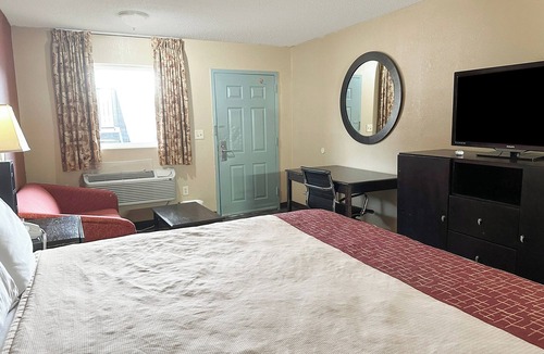 Mount Berry Hotel | Affordable King Room Perfect for Family Stays Close to Local Attractions