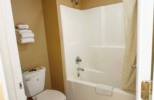 Mount Berry Hotel | Affordable King Room Perfect for Family Stays Close to Local Attractions