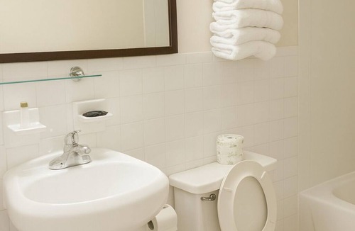 Campbelltown Hotel | Affordable Lodgings! FREE Breakfast & Parking, Close to Hershey Museum & More!