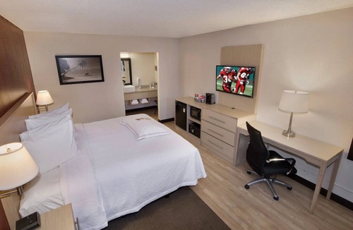 East Naples Hotel | Affordable Naples Stay Close to Attractions – Perfect for Couples or Families