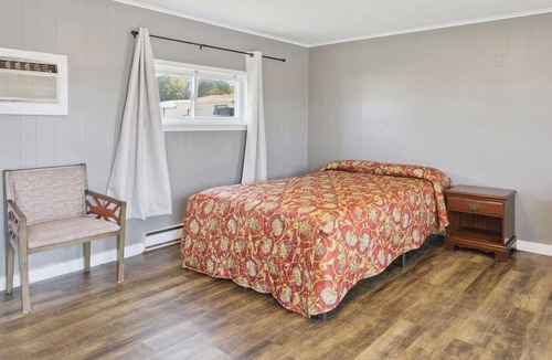 Shields Hotel | Affordable & Relaxing Room w/Free Parking – Ideal for Road Trippers