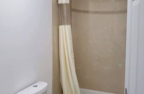 Oakland Hotel | Affordable Room w/King Bed + Desk | Near Oakland Zoo – Just 0.9 Mile Away