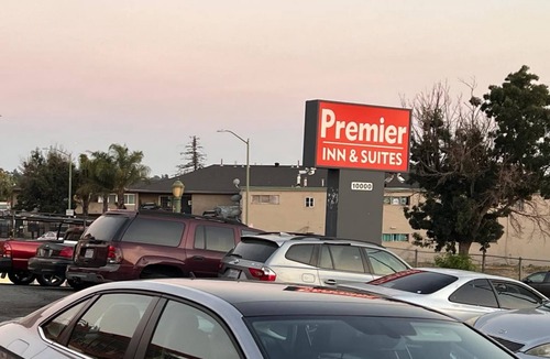 Oakland Hotel | Affordable Room w/King Bed + Desk | Near Oakland Zoo – Just 0.9 Mile Away
