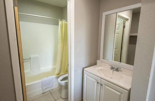 Mesa Hotel | Affordable Room One Queen Deluxe + Private Bath Near Phoenix Airport