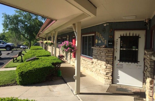 Random Lake Hotel | Affordable Room w/Easy Access to Lake Michigan Adventures – Pet-Friendly