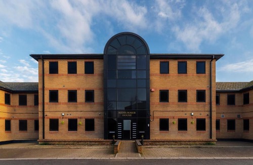 Peterborough Apartment | Affordable Serviced Apartment Perfect for Contractors in PE1 Short & Long Term Stays - Free WIFI - Free Parking - With Sofa Bed - Full Kitchen