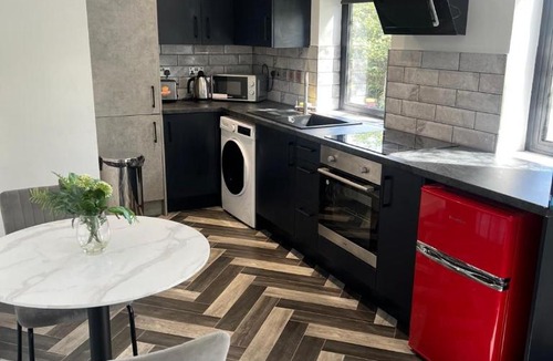 Peterborough Apartment | Affordable Serviced Apartment Perfect for Contractors in PE1 Short & Long Term Stays - Free WIFI - Free Parking - With Sofa Bed - Full Kitchen