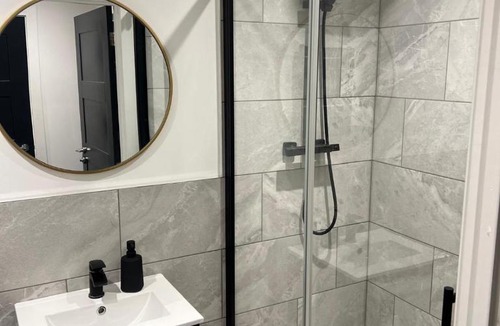 Peterborough Apartment | Affordable Serviced Apartment Perfect for Contractors in PE1 Short & Long Term Stays - Free WIFI - Free Parking - With Sofa Bed - Full Kitchen