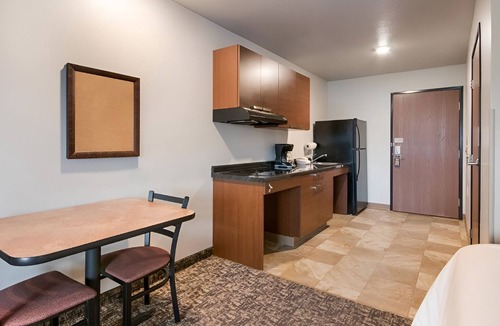 Council Bluffs Hotel | Affordable + Spacious Room Near Omaha's Henry Doorly Zoo & Bob Kerrey Pedestrian