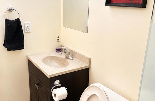 Meadowvale Village House | Affordable Spacious Private Suite & Ensuite Bath & Free Parking Near Toronto Pearson Airport