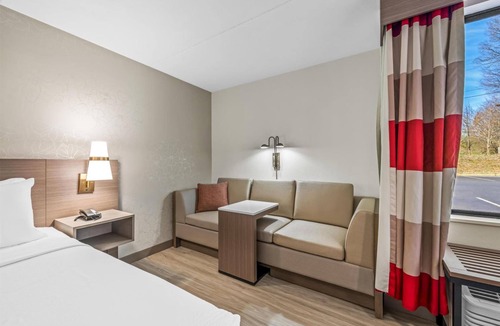 Statesville Hotel | Affordable Stay w/Free Breakfast | Near Statesville Historic District - 2 miles