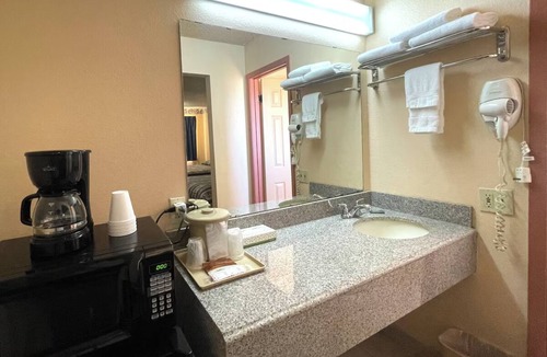 Seminole Hotel | Affordable Stopover by New Mexico Hwy 62, w/Free Parking!