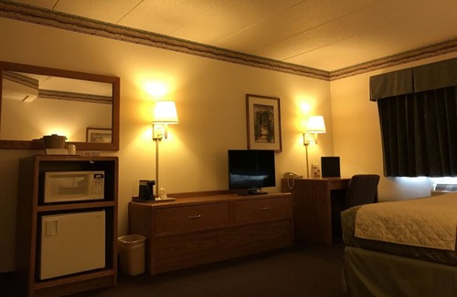 Thorp House | Affordable Wisconsin Getaway! Free Parking and Breakfast, Near Conway Park!