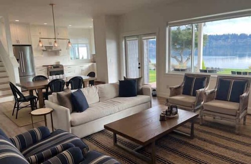 Rollingbay House | Agate Beach House | 100ft Private Waterfront, Sleeps 9 | Kayaks & Fire Pit