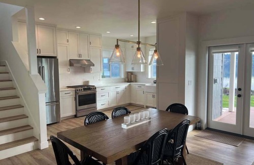 Rollingbay House | Agate Beach House | 100ft Private Waterfront, Sleeps 9 | Kayaks & Fire Pit