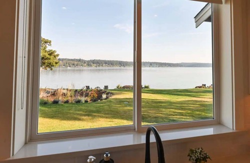 Rollingbay House | Agate Beach House | 100ft Private Waterfront, Sleeps 9 | Kayaks & Fire Pit