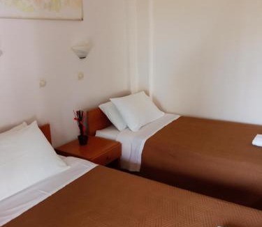 Agios Georgios Pagon Apartment | Agios Georgios - 2 Beds - Sleeps 4 - Free Parking