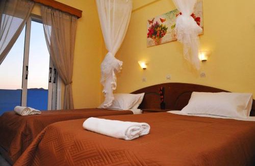 Agios Georgios Pagon Apartment | Agios Georgios - 2 Beds - Sleeps 4 - Free Parking