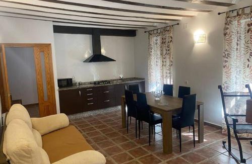 Graja de Iniesta House | Agradable casa con chimenea interior y barbacoa.