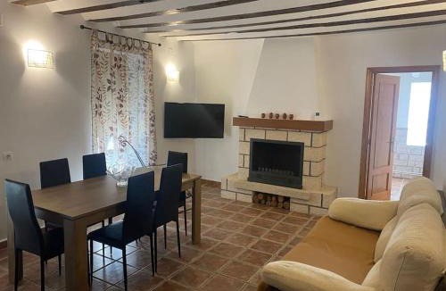 Graja de Iniesta House | Agradable casa con chimenea interior y barbacoa.