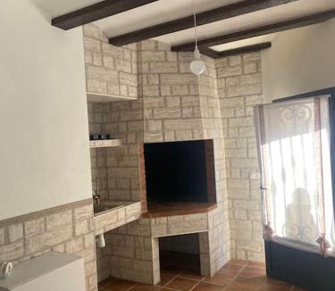 Graja de Iniesta House | Agradable casa con chimenea interior y barbacoa.