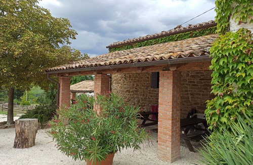 Pergola Apartment | Agriturismo Alla Vecchia Quercia vacation apartment "Frontone" for 4-5 persons