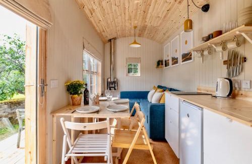 Ballater House | Ailsa- Enchanting Tiny House with wood burner and hot tub in Cairngorms