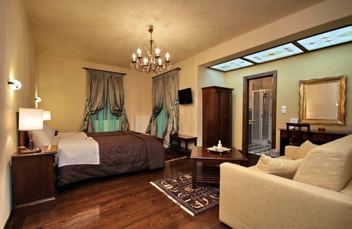 Vitina Hotel | Aiora Luxury Suites