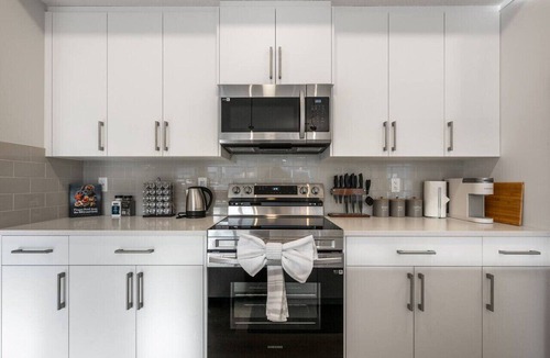 Southeast Calgary Apartment | Air Conditioned 2 BR Executive Suite/w King Bed