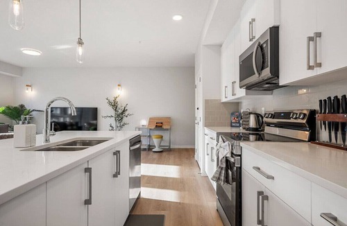 Southeast Calgary Apartment | Air Conditioned 2 BR Executive Suite/w King Bed