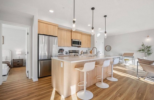 Southeast Calgary Apartment | Air Conditioned 2 BR Luxury Suite/w King Bed