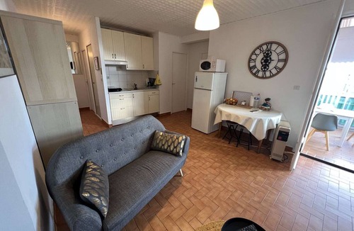 Valras-Plage Apartment | Air-Conditioned 2-Room Apartment with Sunny Loggia and Parking, Near Beach and Shops